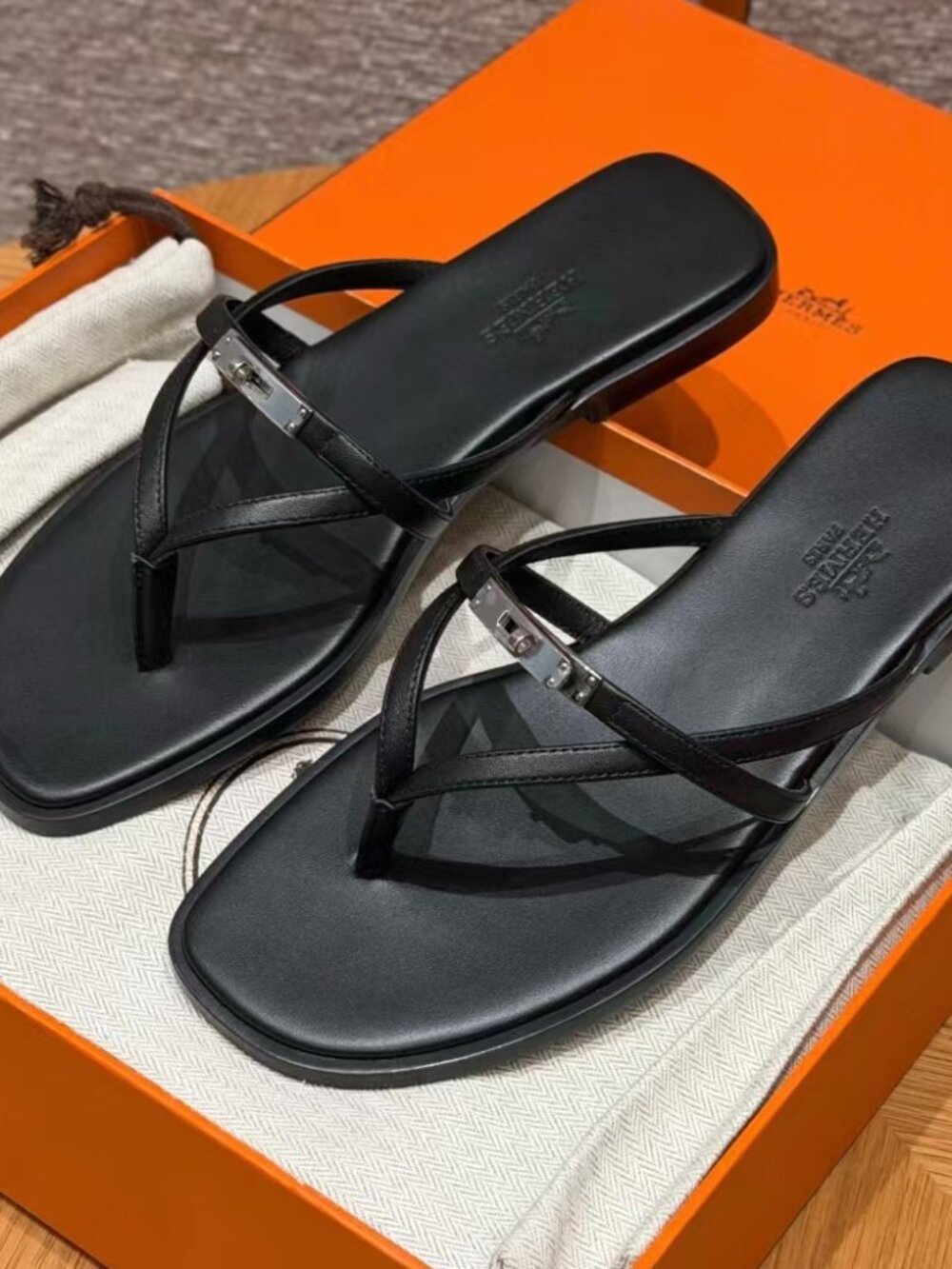 Hermès Kelly Buckle Black Leather Flip‑Flop Slides